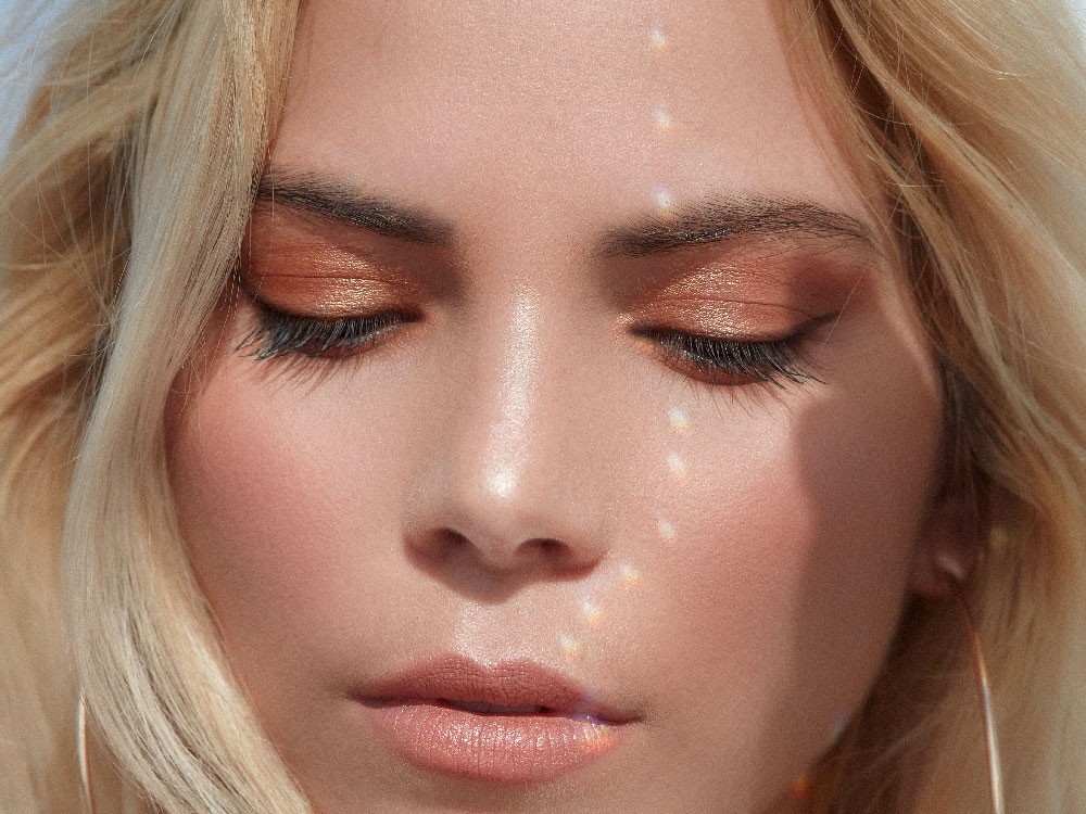 Enhance your natural beauty with a nice make-up!